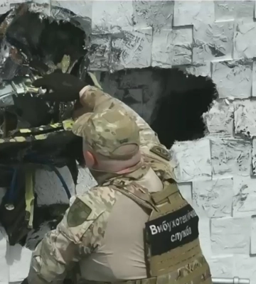 Нерозірваний російський дрон застряг у багатоповерхівці в Одесі