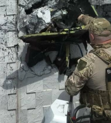 Нерозірваний російський дрон застряг у багатоповерхівці в Одесі