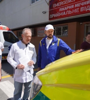 Больница Мечникова получила современную скорую: фонд "Надежда" и Валерий Дубиль передали авто для спасения тяжелых пациентов