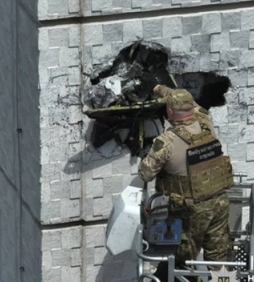"Шахед" застряг у стіні 15 поверху багатоповерхівки в Одесі: поліцейські знешкодили 50-кілограмову бойову частину, що не здетонувала. ВІДЕО+ФОТОрепортаж