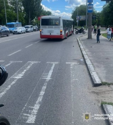 Зазнала тяжких травм та згодом померла у лікарні – у Миколаєві поліцейські встановлюють обставини ДТП за участі автобуса комунального підприємства та пішохода