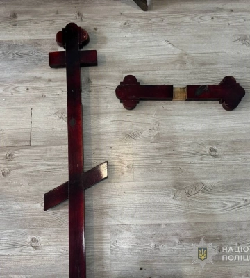Молодий одесит трощив надмогильні хрести на кладовищі, - ФОТО