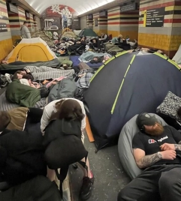 У мережі розгорілися палкі суперечки через намети у київському метро
