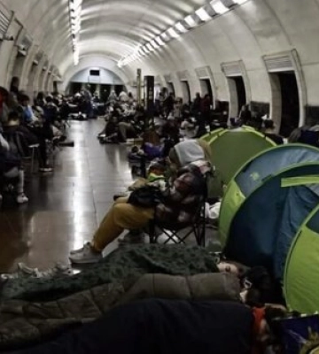 "Метро – не кемпінг": У Києві вимагають заборонити намети та матраци в укриттях під час тривог