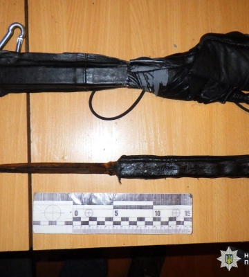 У Києві поліцейські затримали «майстра» з ремонту, який з ножем пограбував стареньку жінку