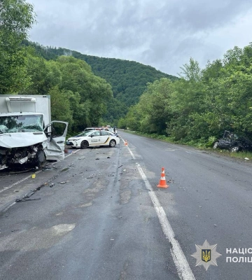 На Мукачівщині водій KIA врізався у фургон, загину 17-річний пасажир легковика