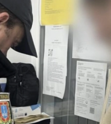 На Одещині троє братів і їхній друг під час блекауту вдерлися до житла літніх людей та погрожували їм ножем заради 12 тисяч гривень