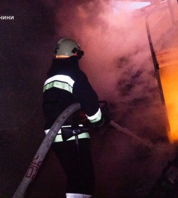 На Хмельниччині через атаку російських БпЛА виникли пожежі на чотирьох локаціях (, )