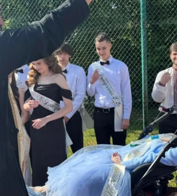 «Ми вирішили, що вас не буде». Львів'янка влаштувала випускний доньці з інвалідністю: однокласники не запросили її на спільне&amp;hellip;