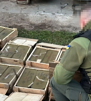 У Харкові затримали 16-річного хлопця під час продажу автомата та гранат
