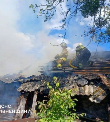 У Рокитному пожежа знищила господарську будівлю: рятувальники не допустили поширення вогню на будинок