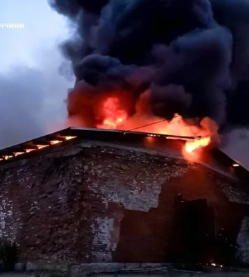 На Хмельниччині після атаки ворожих дронів виникла пожежа на харчовому підприємстві