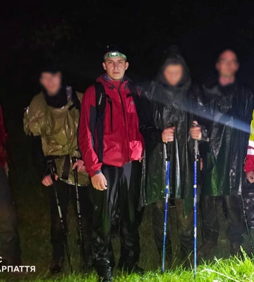 Отруєння, злива і ведмідь поруч: на Рахівщині рятувальники серед ночі шукали туристів у горах