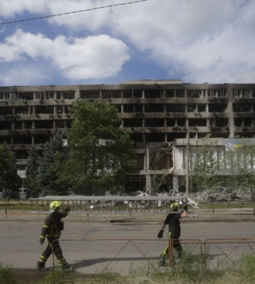 Автосалон и жилой дом сильно повреждены в Подольском районе Киева во время ничего удара