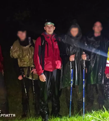 Гірські рятувальники Рахівщини надали допомогу трьом заблукалим туристам