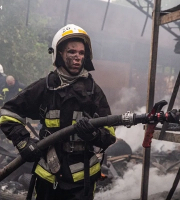 На Хмельниччині після атаки ворожих дронів виникла пожежа на харчовому підприємстві