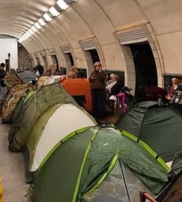 Киев под обстрелами: жители столицы в сети жалуются, что в метро не хватало места из-за палаток