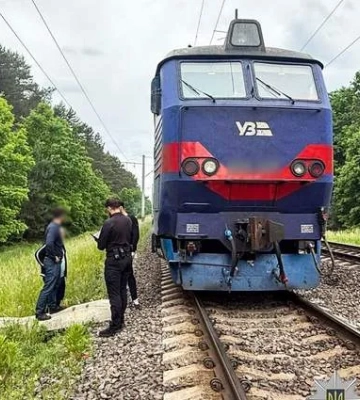 Був у навушниках: через наїзд потяга на Рівненщині загинув 17-річний юнак