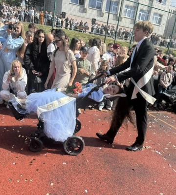 Одноклассники не захотели видеть девушку со СМА на своем празднике. Решение одного выпускника изменило все