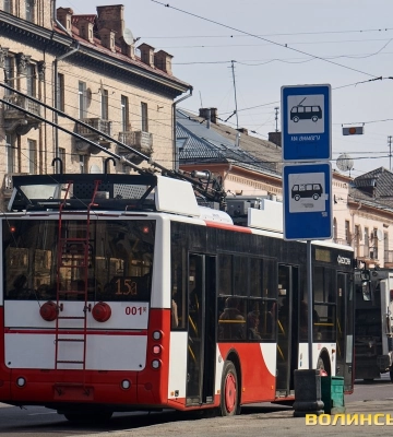 У Луцьку двоє п'яних водіїв протаранили припарковані автомобілі