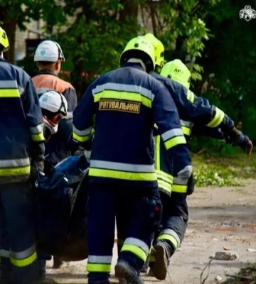 Дніпро в жалобі: 16 людей загинули внаслідок удару по житловому кварталу