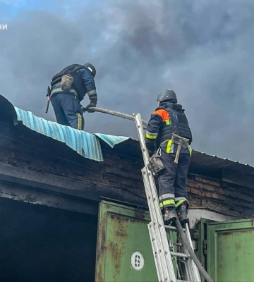 Безпілотник вдарив по центру Чугуєва: спалахнула пожежа на складах