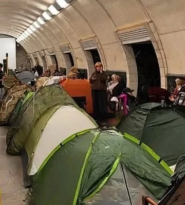 Места не хватает: киевляне требуют убрать палатки из метро во время обстрелов