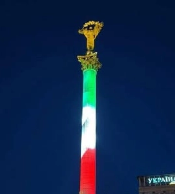 У Києві підсвітили Монумент Незалежності кольорами прапора Італії