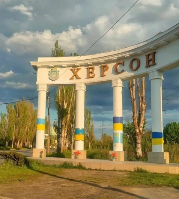 Нічний удар по Херсону: загинула пенсіонерка, шестеро людей поранені