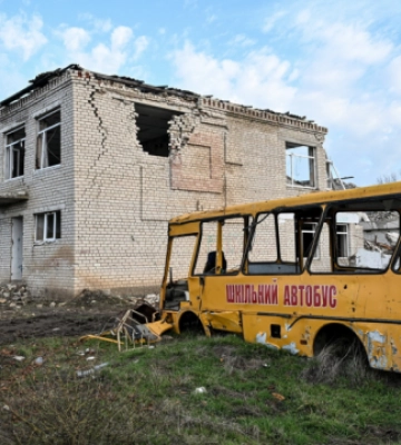 Наслідки атак на Херсонщину: упродовж доби шестеро поранених, пошкоджені будинки, АЗС, банк і газопровід