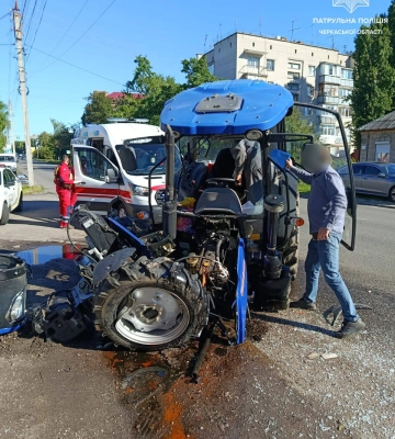 Автомобіль зіткнувся з трактором та заїхав у чужий двір у Черкасах (ФОТО, ВІДЕО)