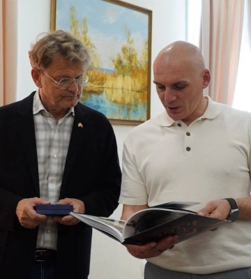 Справжній друг міста: Сєнкевич нагородив керівника представництва DCA-NCA в Україні Пітера Бо Ларсена