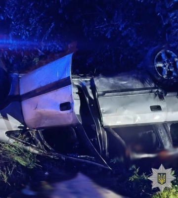 «Опель» злетів у кювет та перекинувся: на Львівщині сталася нічна ДТП, - ФОТО