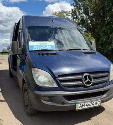 Росіяни вдарили дроном по евакуаційному авто гуманітарної місії на Донеччині