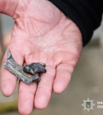 Ворожа атака на Миколаїв – постраждав чоловік, понівечено майно: поліцейські фіксують наслідки воєнного злочину