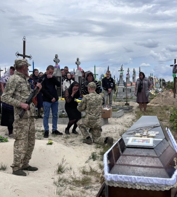 Тривалий час вважався зниклим безвісти: у Рівному попрощаються з Героєм, який віддав життя на війні