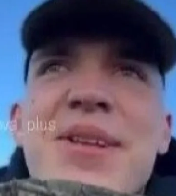 «Сфотографируй меня на фоне огня». Российские военные вместо того, чтобы защищать свой город, устраивают фотосессии и с восторгом наблюдают за «фейерверками»