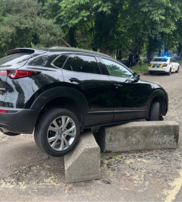 У Рівному водійка Mazda врізалася в бордюр: на неї склали протокол
