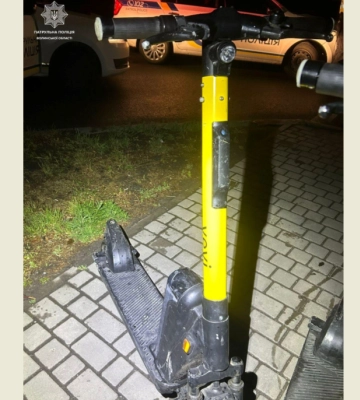 У Луцьку в комендантську годину чоловік під кайфом катався на електросамокаті