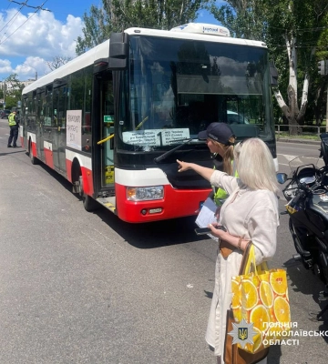 У Миколаєві жінка потрапила під колеса автобуса: постраждала померла в лікарні