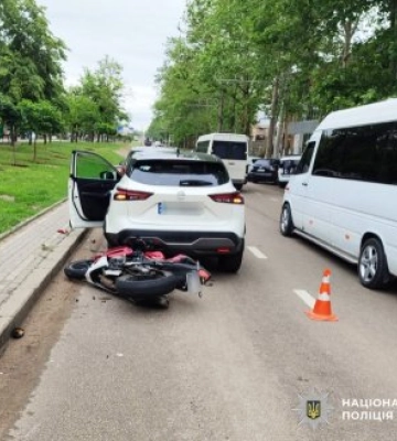Удар на Центральному: після зіткнення з Nissan мотоцикліст опинився в лікарні