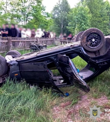 BMW перекинувся після зіткнення з електроопорою: за кермом була 17-річна дівчина