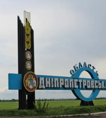 Оккупанты ударили по Днепру и району: есть раненые, загорелись склады одной из торговых сетей