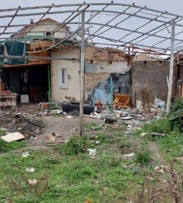 Внаслідок обстрілу російськими окупантами села на Херсонщині постраждала сімейна пара, чоловік загинув, а його дружина дістала поранень