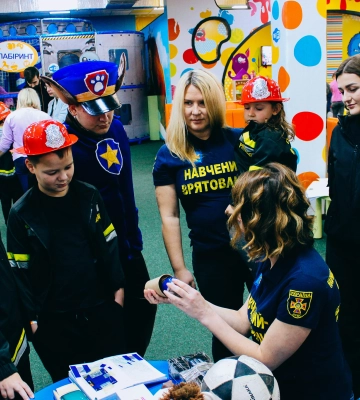 Пізнавальне дозвілля: у дитячий розважальний центр у Рівному завітали поліцейські та рятувальники ВІДЕО