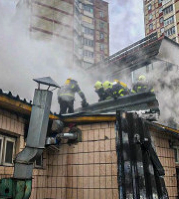 На столичній Троєщині згорів електророзподільчий пункт (фото, відео)