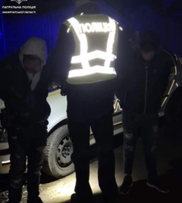 Патрульні спільно із екіпажем поліції охорони затримали грабіжників