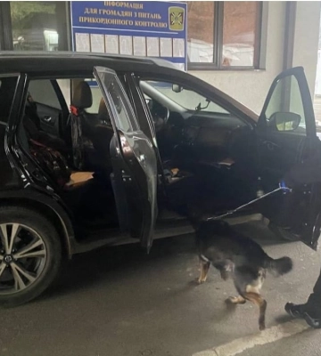 На Закарпатті затримали чоловіка, який намагався перетнути кордон зі зброєю та набоями (ФОТО)