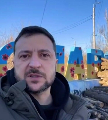 &quot;Все видят вашу мощь&quot;: Зеленский приехал на Донбасс и поздравил военных с Днем ВСУ (видео)