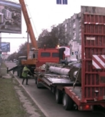 У Луцьку демонтовують білборди, яким понад 20 років